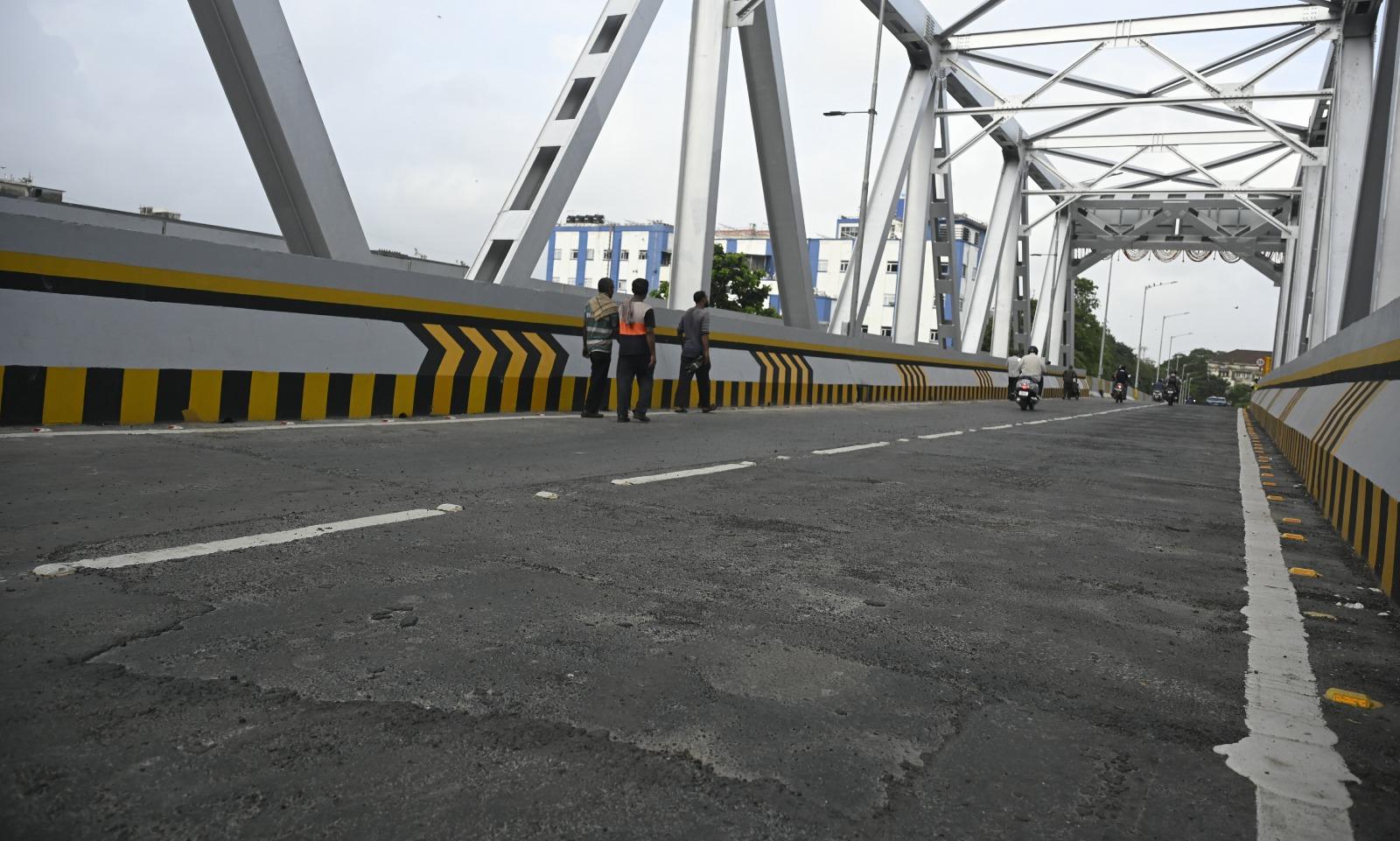 कई स्थानीय निवासियों और यात्रियों ने इस मुद्दे को लेकर गुस्से का इज़हार किया है और उम्मीद जताई है कि अधिकारियों द्वारा इस पर जल्द ही कार्रवाई की जाएगी.
