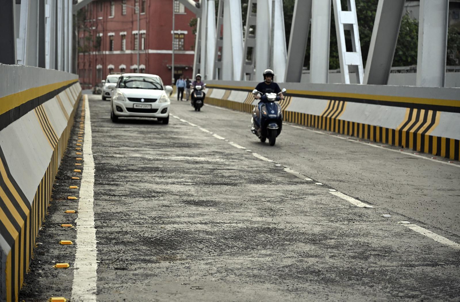 जहां एक ओर फ्लाईओवर का उद्देश्य यातायात को सुगम बनाना था, वहीं दूसरी ओर, सड़क की यह खस्ता हालत इस परियोजना की सफलता को संदिग्ध बना रही है. 