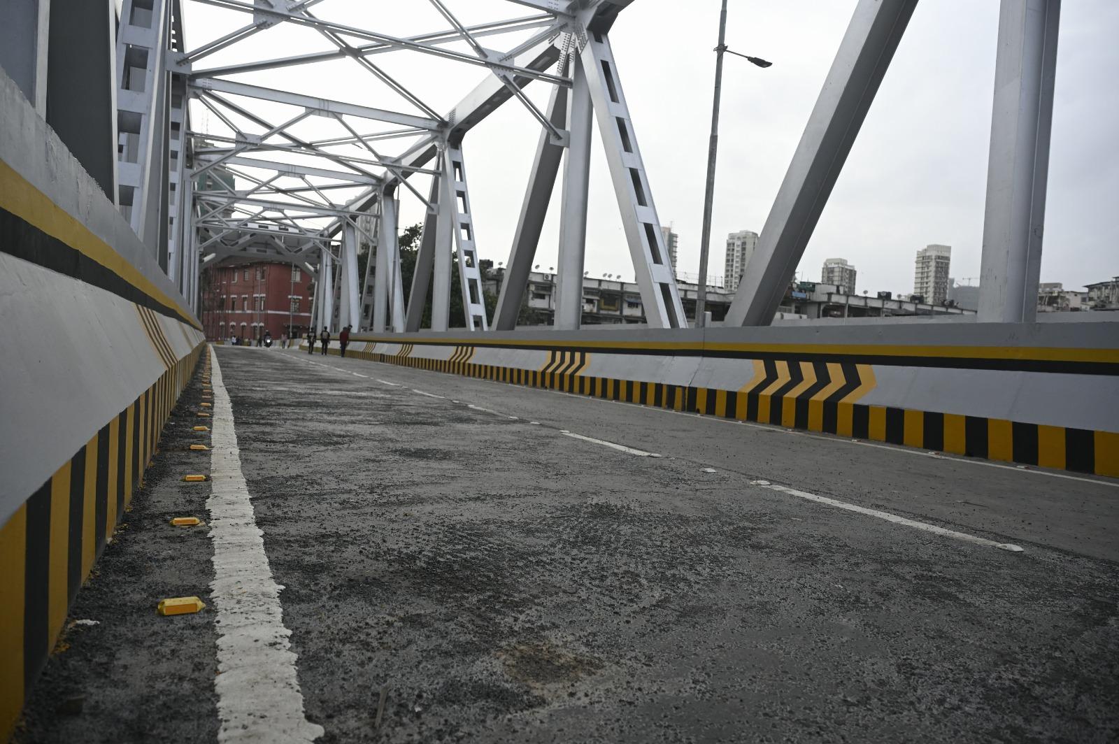 निर्माण कार्य में असमानता और जल निकासी की समस्याएं भी अब सामने आ रही हैं, जिससे यात्री और स्थानीय लोग असंतुष्ट हैं. इस स्थिति ने सिंदूर फ्लाईओवर की दीर्घकालिक स्थायित्व और रखरखाव योजना पर सवाल उठाए हैं. 
