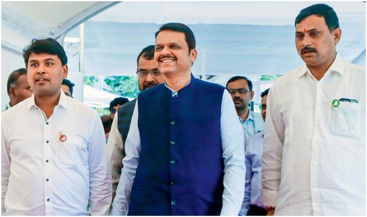 मुख्यमंत्री देवेंद्र फडणवीस शुक्रवार को विधान भवन में राज्य विधानसभा के मानसून सत्र के लिए पहुंचे. फोटो/पीटीआई