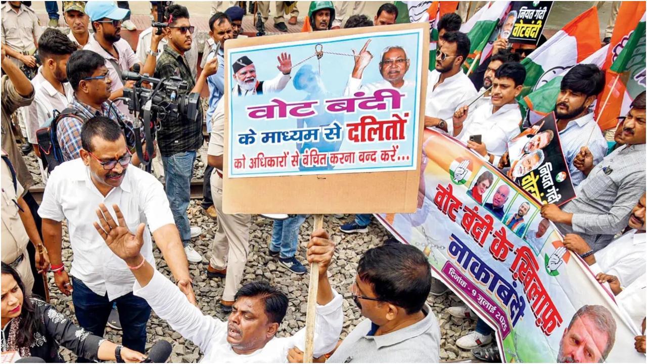बिहार में रेलवे ट्रैक जाम किया