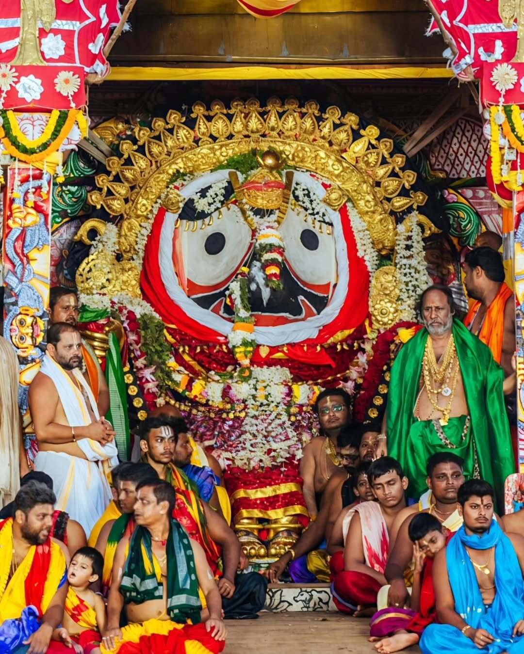 जबकि चार अन्य अवसरों पर मंदिर के अंदर ही यह अनुष्ठान होता है: दशहरा, कार्तिक पूर्णिमा, पौष पूर्णिमा और डोला पूर्णिमा.