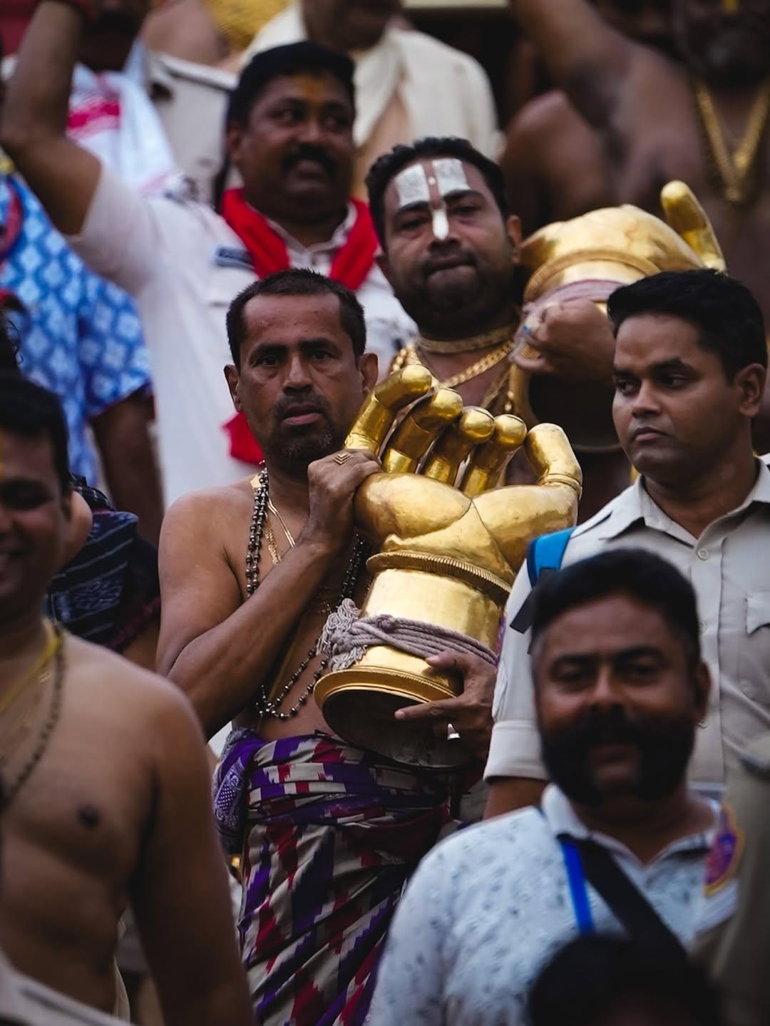 पुरी मंदिर के सूत्रों के अनुसार, देवता साल में कम से कम पांच बार इस अनुष्ठान में हिस्सा लेते हैं. इसके अलावा, रथ यात्रा के दौरान भी यह स्वर्ण आभूषण देवताओं को पहनाए जाते हैं, 