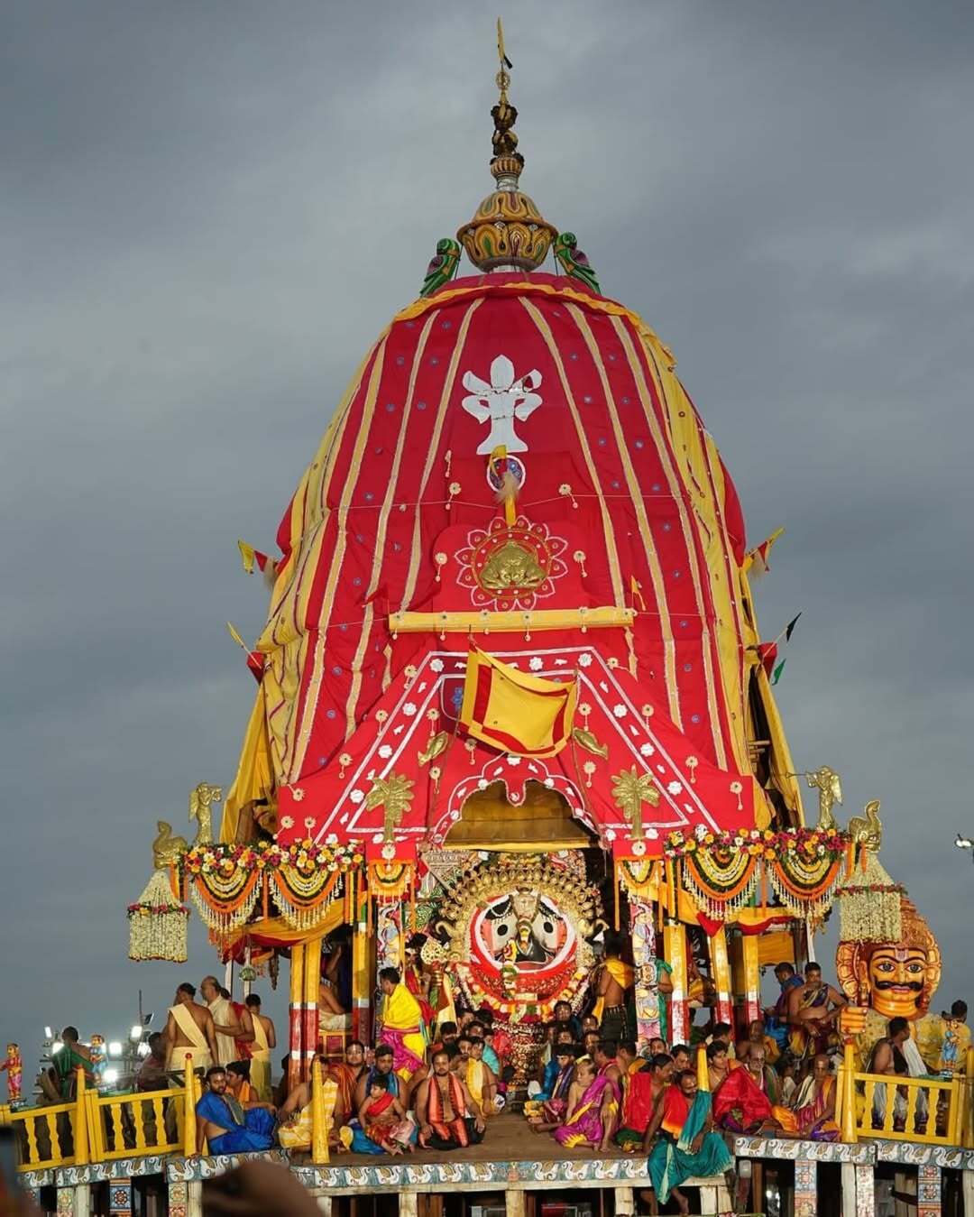 इस अनुष्ठान के दौरान सेवक भगवानों की मूर्तियों को सुनहरे आभूषणों से सजाते हैं, जिनमें अमूल्य रत्नों से सजे आभूषण होते हैं. 