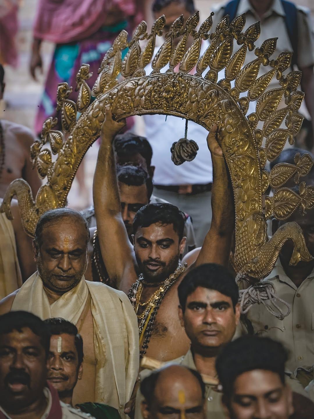 `भंडारा मेकप` सेवक, जो स्टोर प्रभारी होते हैं, इन आभूषणों को लाकर देवताओं को पहनाते हैं, जबकि पुष्पलका और दैतापति सेवक इस काम में मदद करते हैं. 