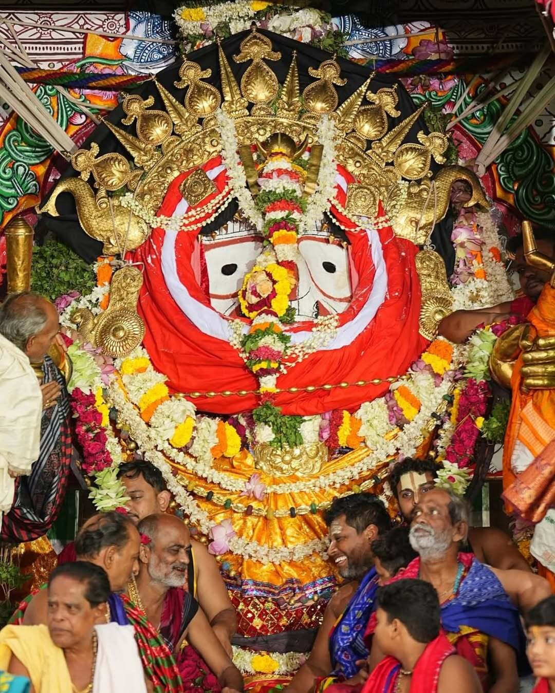 यह परंपरा 1460 से चली आ रही है और भक्तगण इसे देखने के लिए हर साल यहाँ जुटते हैं. 