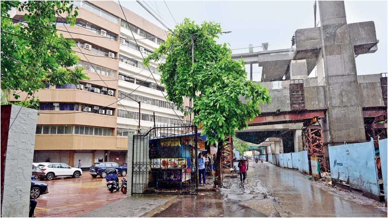 स्वस्तिक चैम्बर्स, जिसमें चेंबूर में कई कॉर्पोरेट कार्यालय हैं
