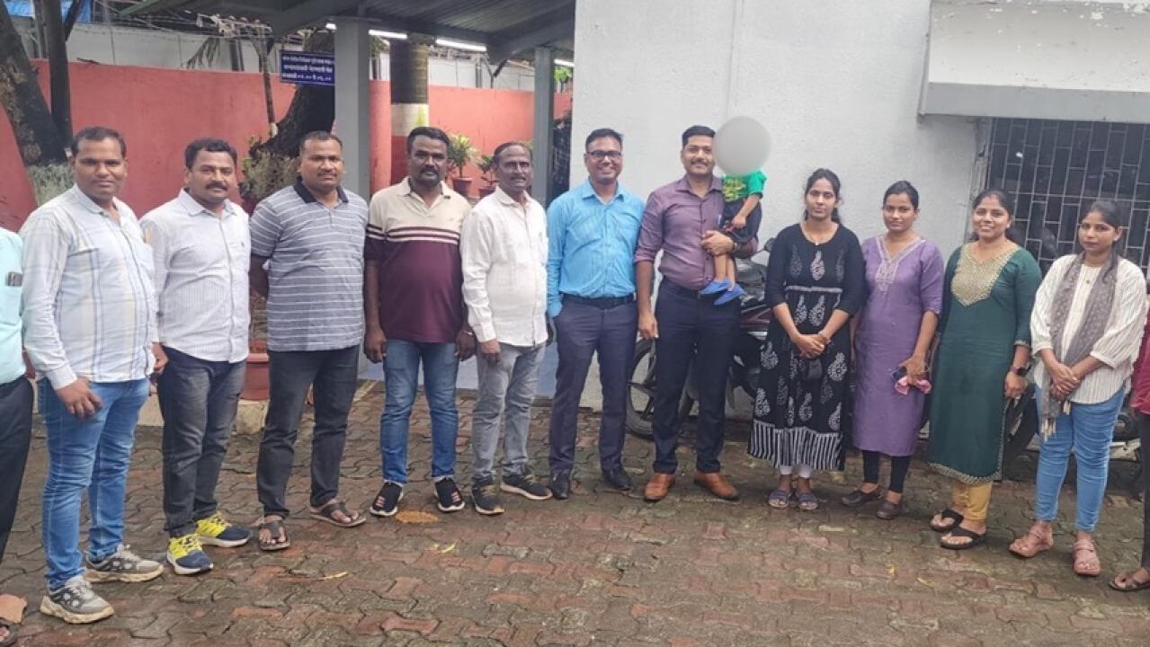 बच्चा अपने परिवार से मिल गया.