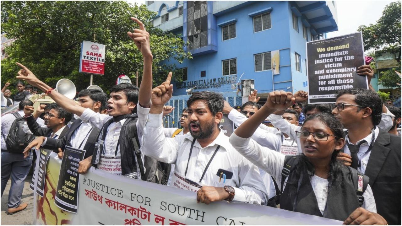 सामूहिक बलात्कार के खिलाफ मंगलवार को प्रदर्शन. तस्वीर/पीटीआई