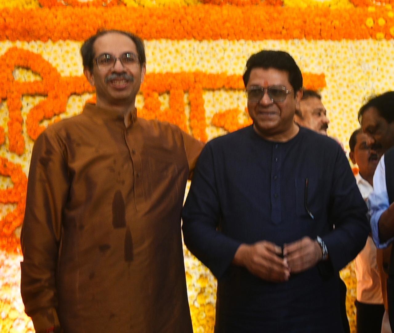 इस मुलाकात ने यह साबित कर दिया कि राजनीति के मैदान में भी मानवीय रिश्ते अपनी अहमियत रखते हैं. अब यह देखना दिलचस्प होगा कि क्या यह एकता आने वाले समय में दोनों परिवारों के बीच और बेहतर रिश्तों का कारण बनेगी, या फिर यह केवल एक क्षणिक राजनीतिक संकेत होगा. यह तस्वीरें न केवल दोनों नेताओं के बीच की पारिवारिक बंधन को दिखाती हैं, बल्कि यह भी संकेत देती हैं कि उनके बीच की राजनीतिक दरारों के बावजूद उनके रिश्तों में कोई खटास नहीं है. (Pics: Satej Shinde)