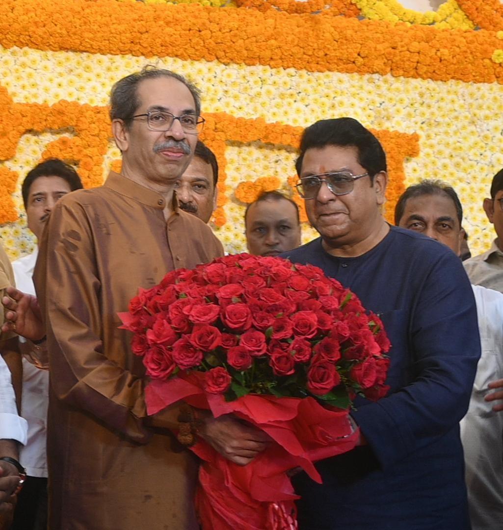 यह तस्वीरें न केवल दोनों नेताओं के बीच की पारिवारिक बंधन को दिखाती हैं, बल्कि यह भी संकेत देती हैं कि उनके बीच की राजनीतिक दरारों के बावजूद उनके रिश्तों में कोई खटास नहीं है. (Pics: Satej Shinde)