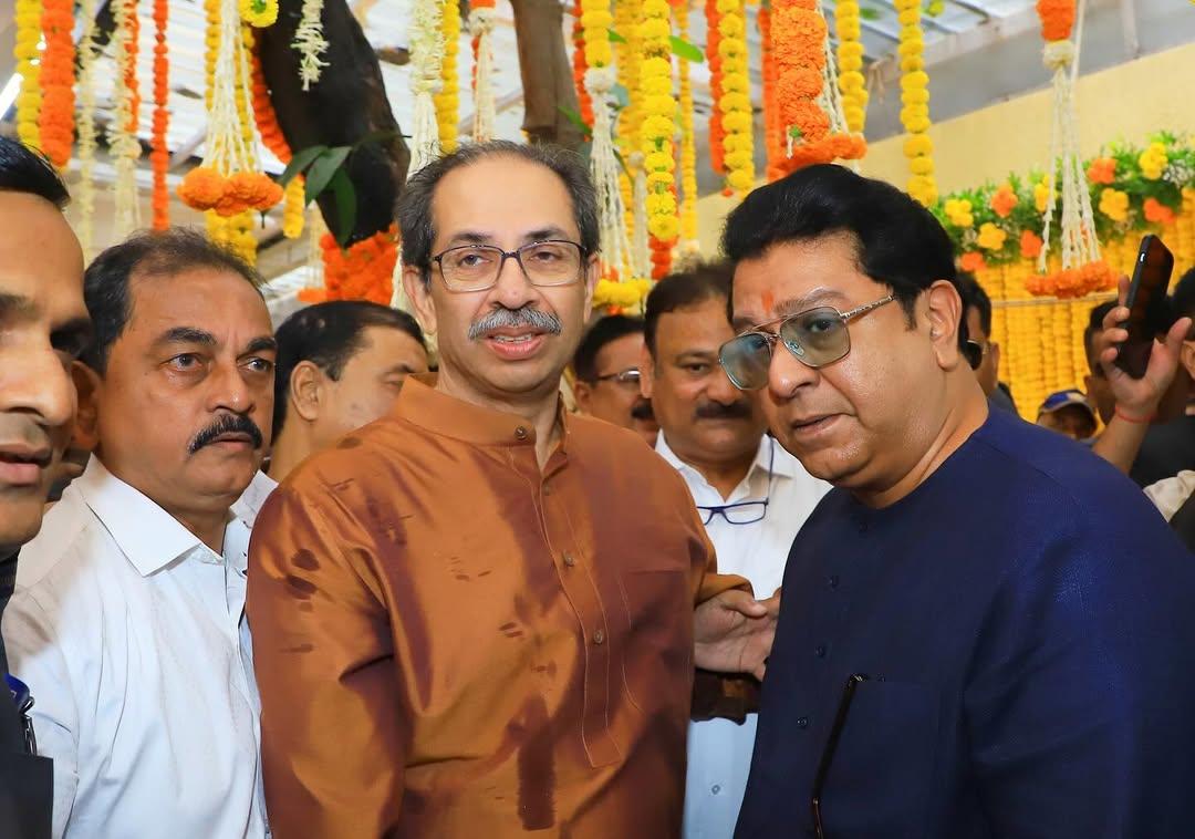 यह मुलाकात केवल एक पारिवारिक उत्सव नहीं बल्कि महाराष्ट्र की राजनीति के एक नए मोड़ की शुरुआत भी हो सकती है. यह एक ऐसे समय में हुआ है जब दोनों ठाकरे परिवार के बीच राजनीतिक मतभेद तेज हो गए थे. हालांकि, इस मुलाकात ने यह दिखाया कि राजनीति के बावजूद परिवार के संबंधों में कोई कमी नहीं आई है.