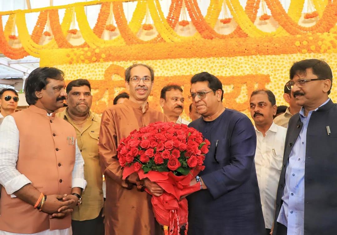 सोशल मीडिया पर इस मुलाकात को लेकर कई तरह की प्रतिक्रियाएं आ रही हैं. कुछ ने इसे महाराष्ट्र की राजनीति में एक नई उम्मीद के रूप में देखा है, जबकि कुछ लोग इसे एक राजनीति का मास्टर स्ट्रोक मान रहे हैं. 