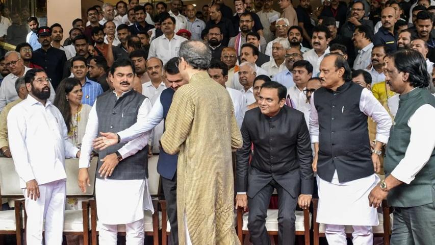 क्या यह मुलाकात महाराष्ट्र की सत्ता में बड़ा बदलाव लाएगी? यह सवाल अगले कुछ महीनों में राज्य की राजनीति की दिशा तय करेगा.