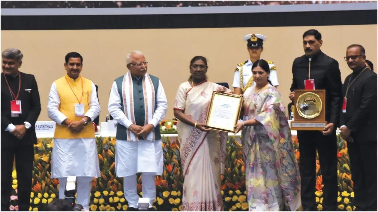 एनएमएमसी आयुक्त कैलास शिंदे और महाराष्ट्र मंत्री माधुरी मिसाल ने राष्ट्रपति द्रौपदी मुर्मू से पुरस्कार प्राप्त किया.