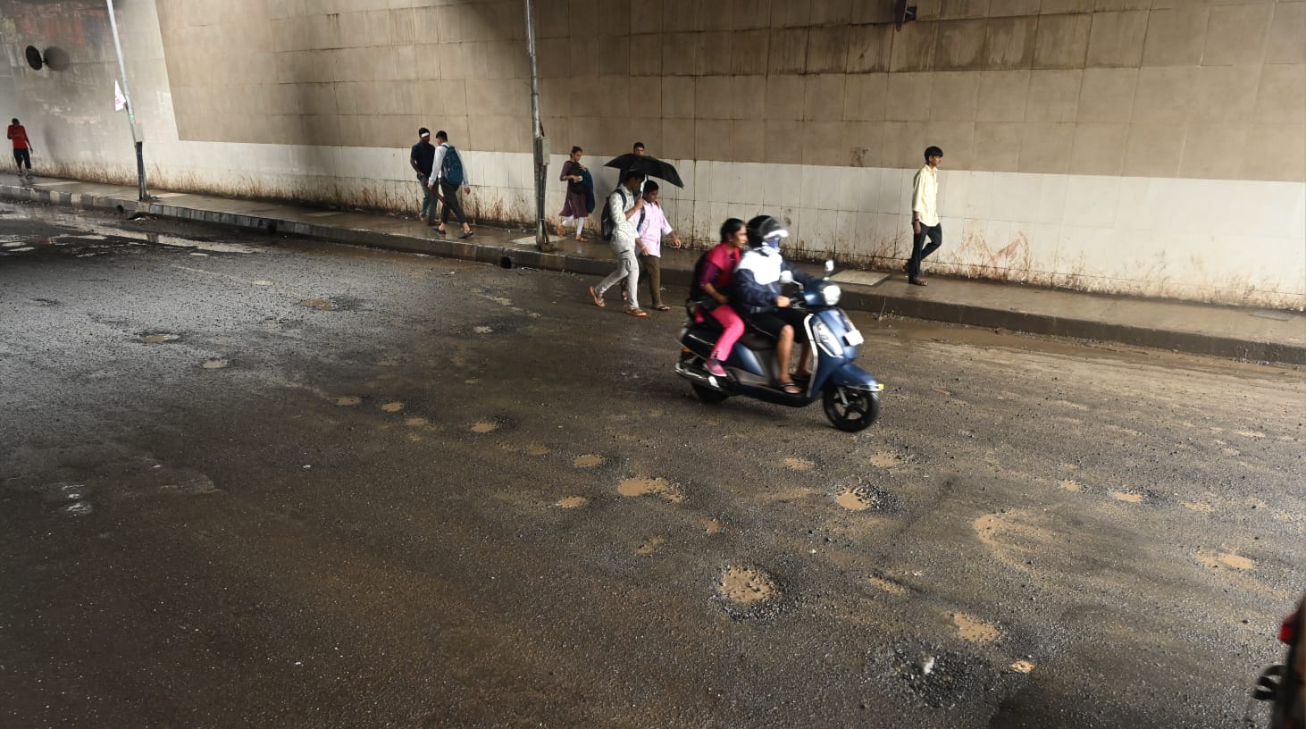 बारिश के कारण इन गड्डों में पानी भर गया है, जिससे वाहन चालकों और पैदल चलने वालों को मुश्किलों का सामना करना पड़ रहा है.