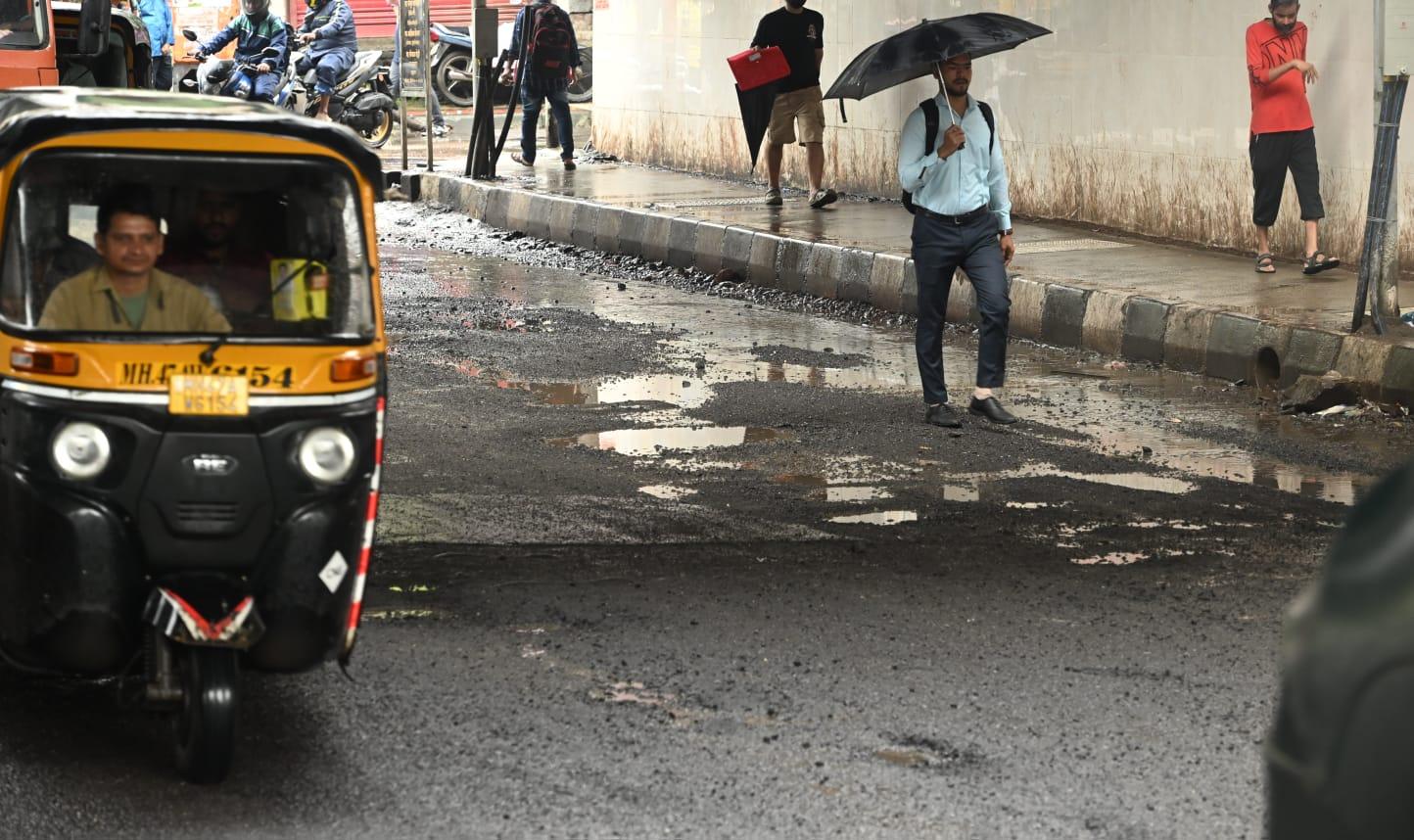 मौजूदा स्थिति को ध्यान में रखते हुए, स्थानीय प्रशासन को गड्डों की मरम्मत के लिए तत्परता से काम करने की आवश्यकता है. 