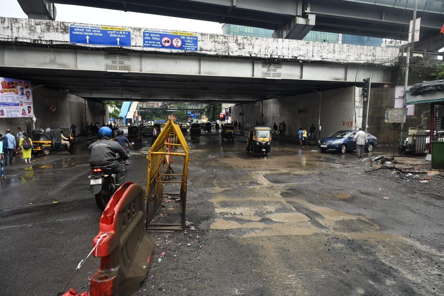 इस प्रकार, मुंबई में बारिश ने एक बार फिर शहर की सड़क व्यवस्था की कमियों को उजागर किया है. 