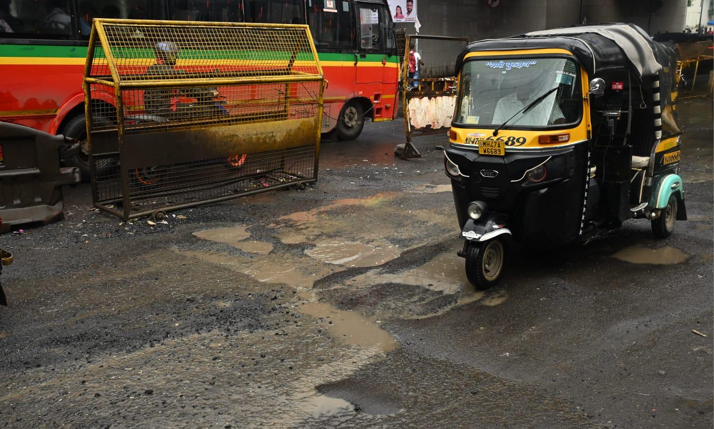 वर्तमान में, अकुर्ली रोड पर यातायात की स्थिति गंभीर बनी हुई है, और लोगों को भारी असुविधा हो रही है.