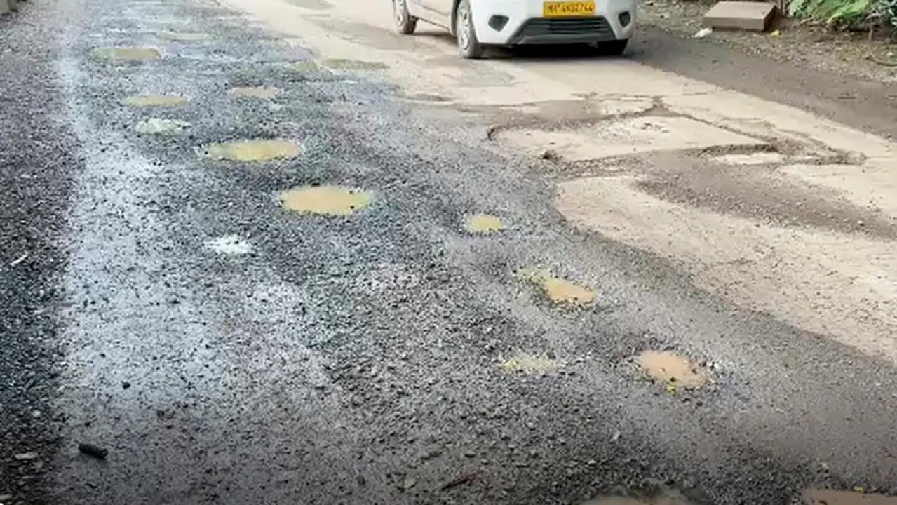 Iपुणे में गड्ढों की समस्या विकट, पीसीएमसी ने इंजीनियरों के खिलाफ लिया एक्शन