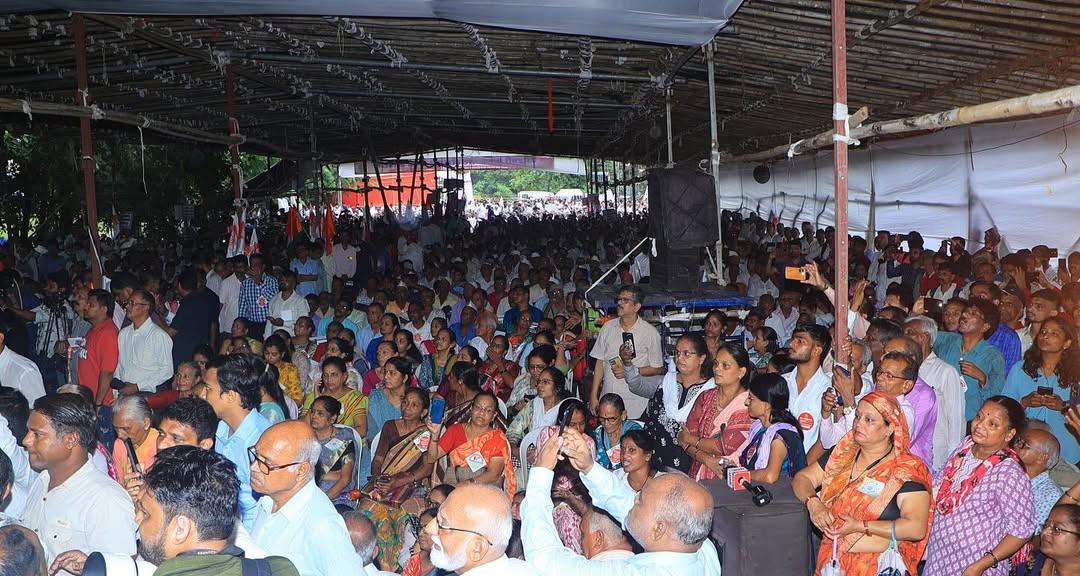 भाजपा सरकार पर तीखा हमला करते हुए उन्होंने कहा, “हम कहते हैं – गुरुदेव भव: लेकिन आज उन्हीं गुरुओं के साथ अन्याय हो रहा है. जिनके कंधों पर देश का भविष्य तैयार होता है, 
