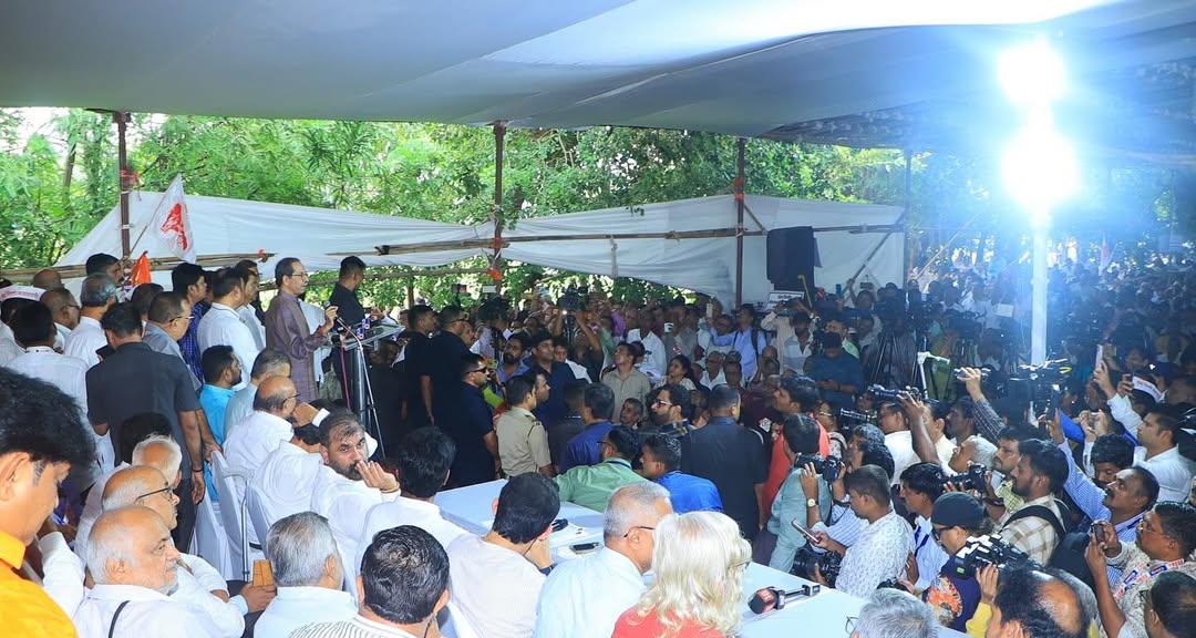 उद्धव ठाकरे ने यह भी कहा, “पूरा महाराष्ट्र अन्याय की चपेट में है – कभी मिल मजदूर, कभी किसान, और अब शिक्षक. लेकिन अगर हम सब साथ आएँगे, तो ये सरकार घुटनों पर आएगी. शिवसेना अंत तक इस आंदोलन के साथ खड़ी रहेगी.”