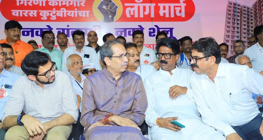 उन्हें ही किनारे किया जा रहा है. दिल्ली में बैठे उनके गुरु की शरण में रहकर महाराष्ट्र की सरकार शिक्षकों की आवाज़ दबा रही है.”