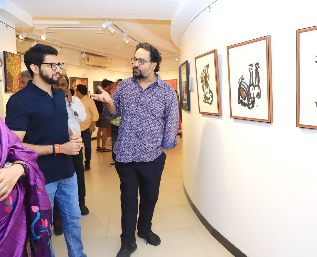 ठाकरे ने यह भी बताया कि इन चित्रों में महापुरुषों के विचारों और उनके संदेशों की झलक मिलती है, जो हमें जीवन को और अधिक संवेदनशील दृष्टिकोण से देखने के लिए प्रेरित करती है.