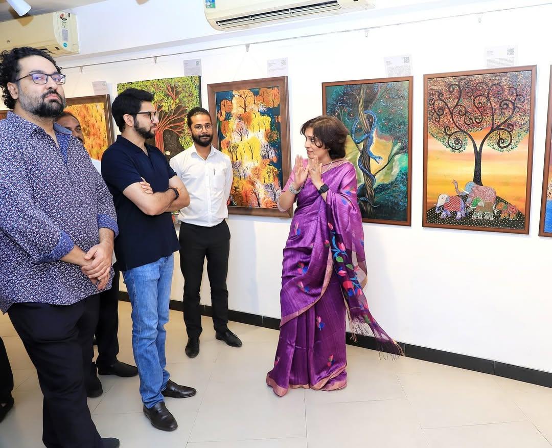निधि चौधरी, जो प्रशासनिक जिम्मेदारियों के साथ-साथ कला के क्षेत्र में भी सक्रिय हैं, अपनी कला के माध्यम से पर्यावरण के प्रति अपनी गहरी चिंताओं को प्रकट कर रही हैं. उनके चित्रों में न केवल पर्यावरणीय समस्याओं का चित्रण है, बल्कि यह चित्र लोगों को प्रकृति के महत्व और उसकी रक्षा करने के लिए भी प्रेरित करते हैं.