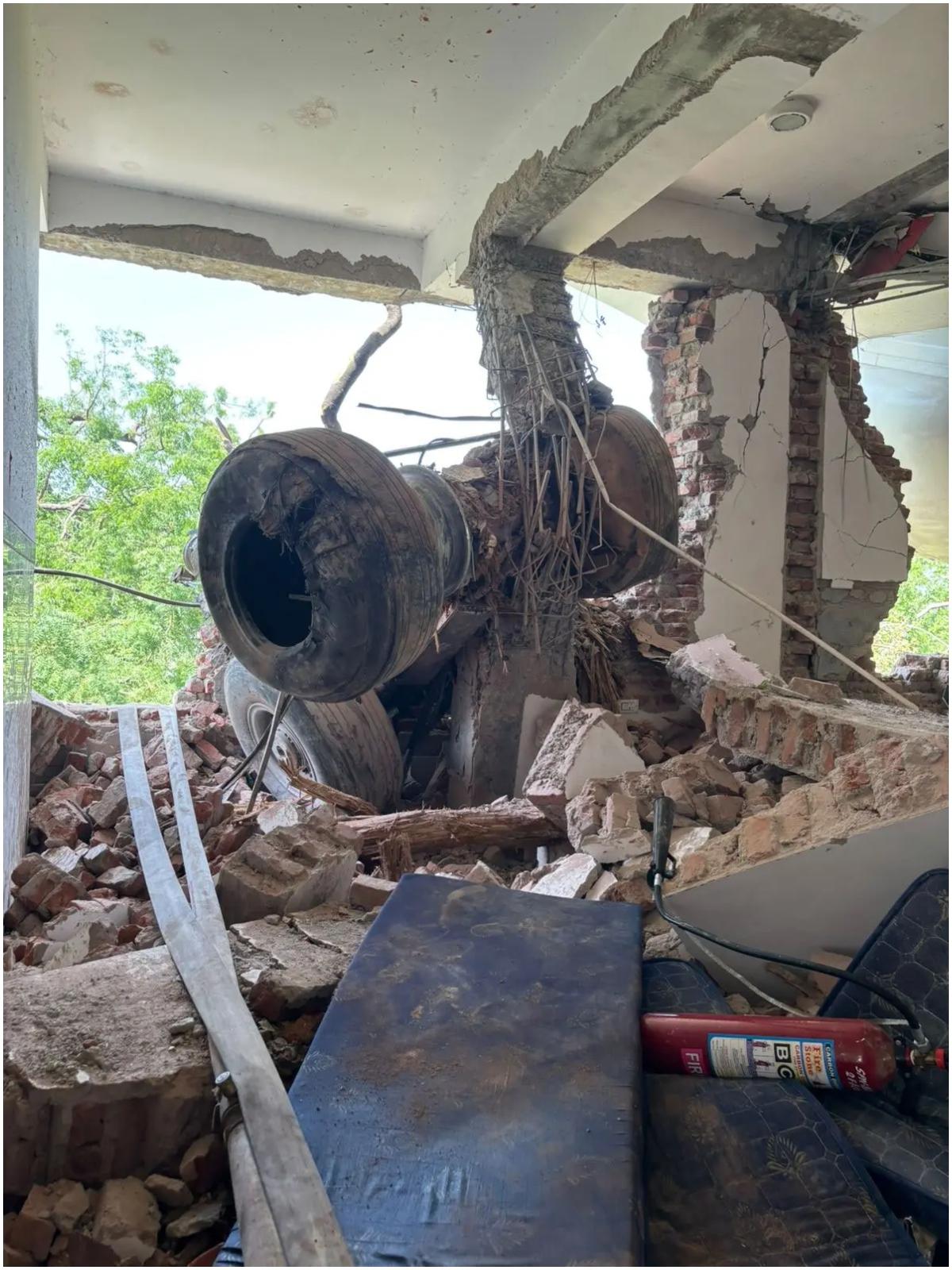अचानक हुए विस्फोट से इमारत को काफी नुकसान पहुंचा और कई लोग हताहत भी हुए.