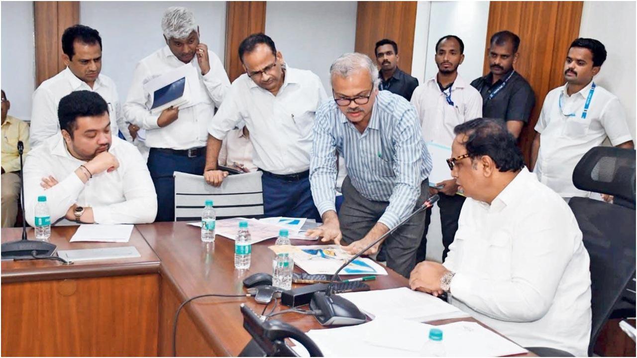 Iआशीष शेलार ने की एमएमआरडीए के रेल मार्ग बंद करने के पीछे धोखे की निंदा
