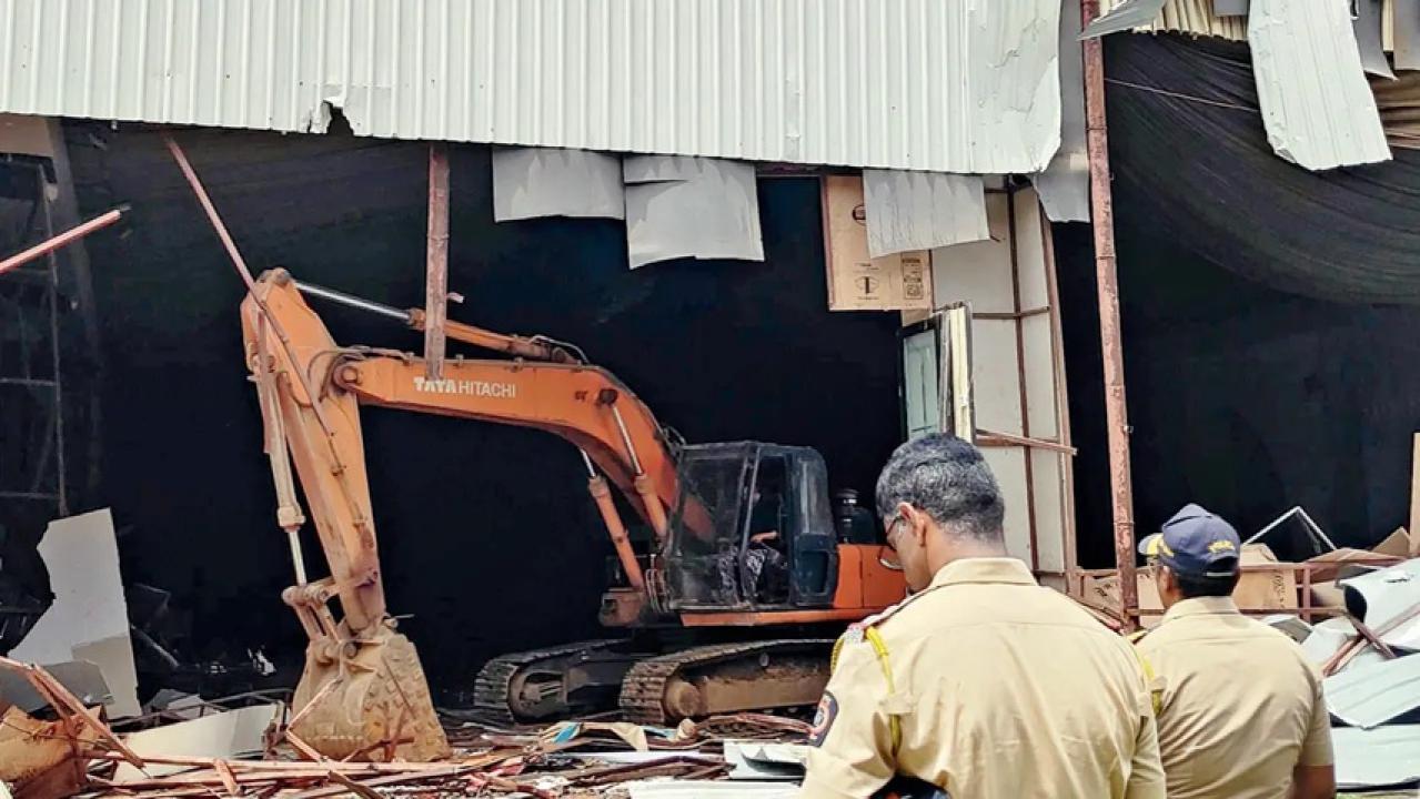 Iबीएमसी ने बोरीवली के ओपल कन्वेंशन सेंटर में अवैध एसी पार्टी डोम को किया ध्वस्त
