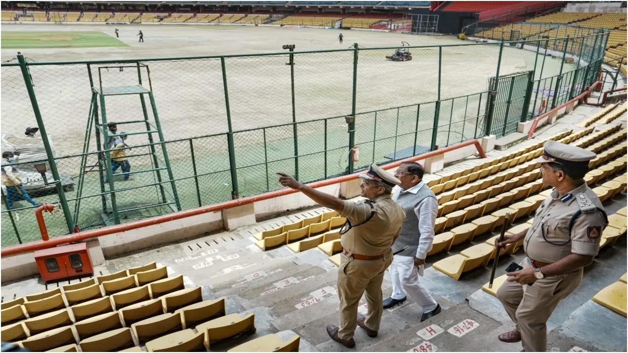 कर्नाटक के गृह मंत्री जी परमेश्वर, चिन्नास्वामी स्टेडियम के पास भगदड़ के बाद निरीक्षण के दौरान बेंगलुरु शहर के पुलिस आयुक्त बी दयानंद और अन्य कर्मियों के साथ. तस्वीर/पीटीआई