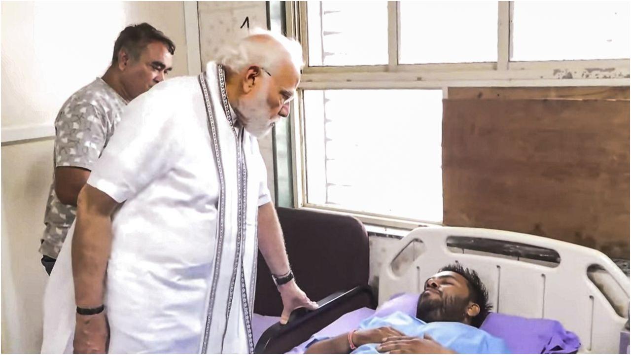 प्रधानमंत्री मोदी ने आज सुबह दुर्घटनास्थल और शहर के सिविल अस्पताल का दौरा किया. फोटो/पीटीआई