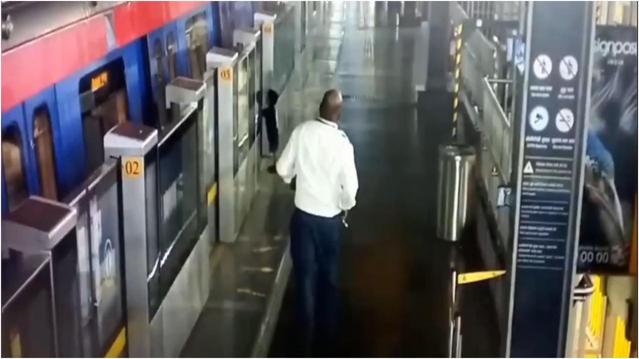 सीसीटीवी कैमरे में मेट्रो स्टाफ को बच्चे की मदद के लिए दौड़ते हुए देखा जा सकता है.