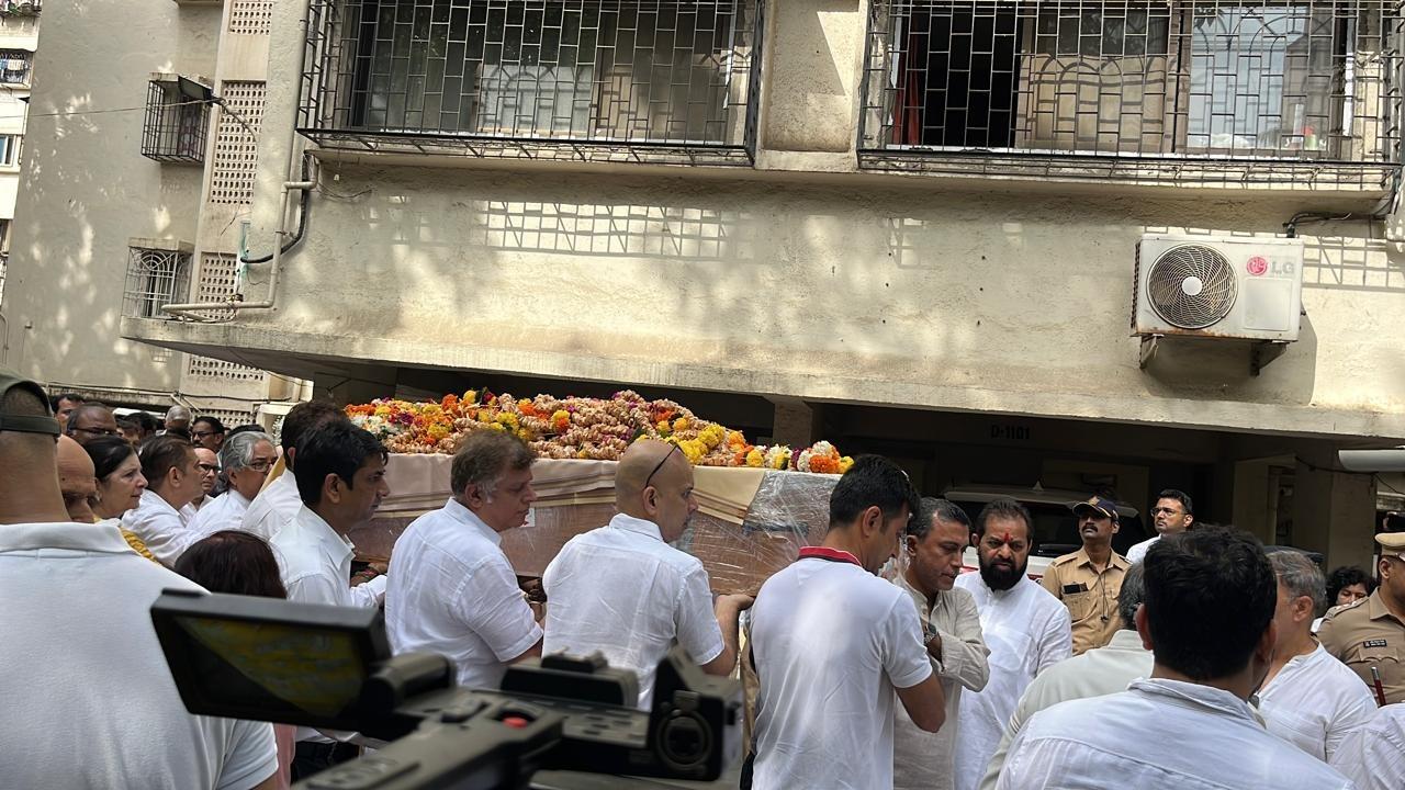 कैप्टन सुमित का परिवार भारतीय विमानन क्षेत्र में एक प्रतिष्ठित परिवार माना जाता था, और उनके निधन ने परिवार और समाज को गहरे आघात पहुंचाया है.