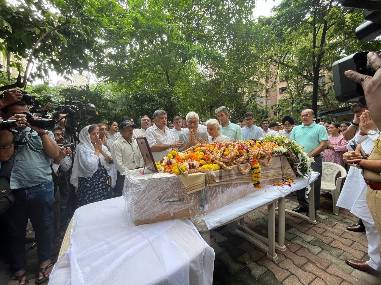 उनका व्यक्तित्व भी बहुत प्रभावशाली था, और वे हमेशा यात्रियों की सुरक्षा और उनकी देखभाल को प्राथमिकता देते थे.