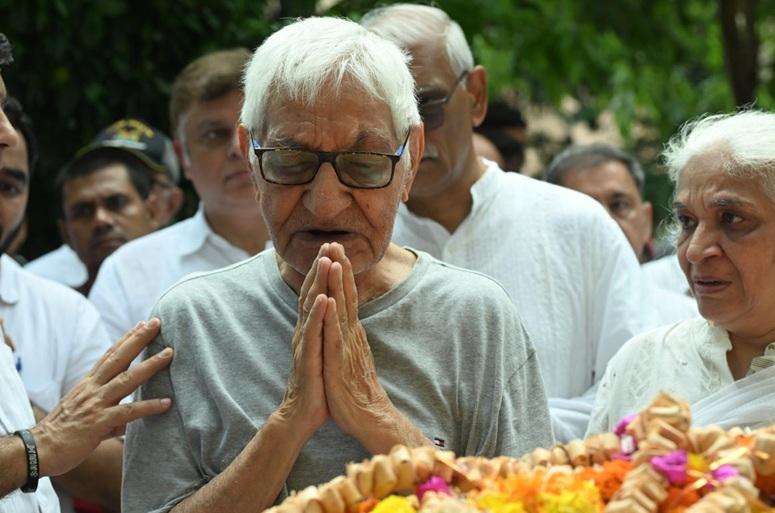 बता दें, कैप्टन सुमित सभरवाल के दो भतीजे भी कमर्शियल पायलट हैं, और परिवार का विमानन उद्योग से गहरा संबंध रहा है. 