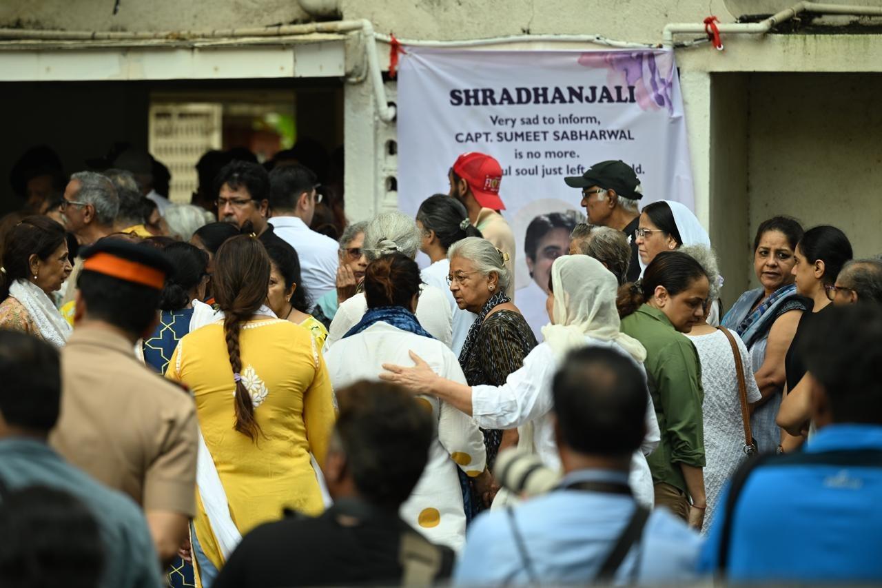 उनकी बहादुरी और पेशेवर दक्षता का कोई मुकाबला नहीं था, और वे अपने साथी पायलटों और कर्मचारियों के लिए एक आदर्श बन गए थे. 