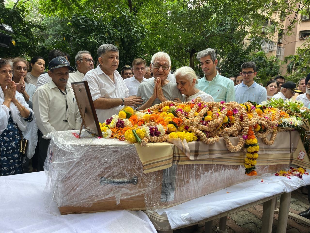 कैप्टन सुमित सभरवाल का करियर बेहद शानदार और सम्मानजनक था. वे एक अनुभवी पायलट थे, जिनके पास लगभग 8,200 घंटों का उड़ान अनुभव था. 