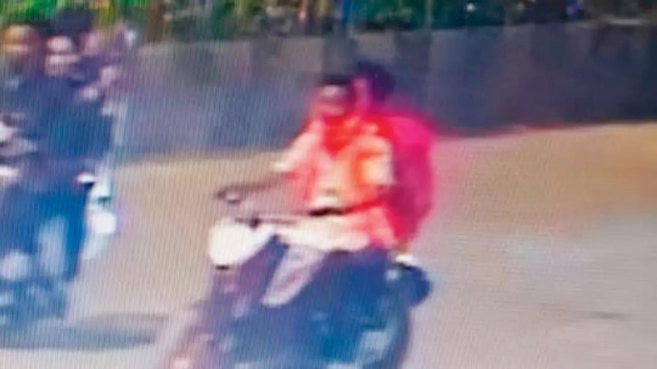 पुलिस ने सीसीटीवी फुटेज पर उनकी गतिविधियों को ट्रैक करके, पीछे की सवारी, आफताब मोहम्मद उमर खान पर ध्यान केंद्रित किया.