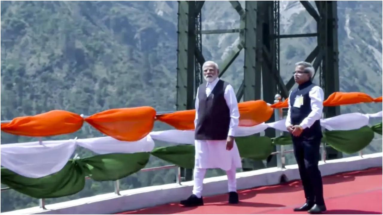 प्रधानमंत्री नरेंद्र मोदी जम्मू-कश्मीर के रियासी जिले में दुनिया के सबसे ऊंचे रेलवे आर्च ब्रिज चेनाब ब्रिज पर. फोटो: पीटीआई