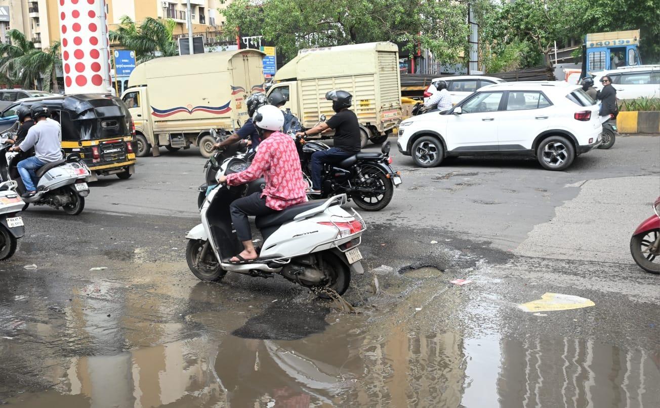 खासकर दोपहिया वाहन चालकों के लिए यह स्थिति बेहद खतरनाक हो गई है, क्योंकि गड्डों के कारण उनका संतुलन बिगड़ सकता है. 