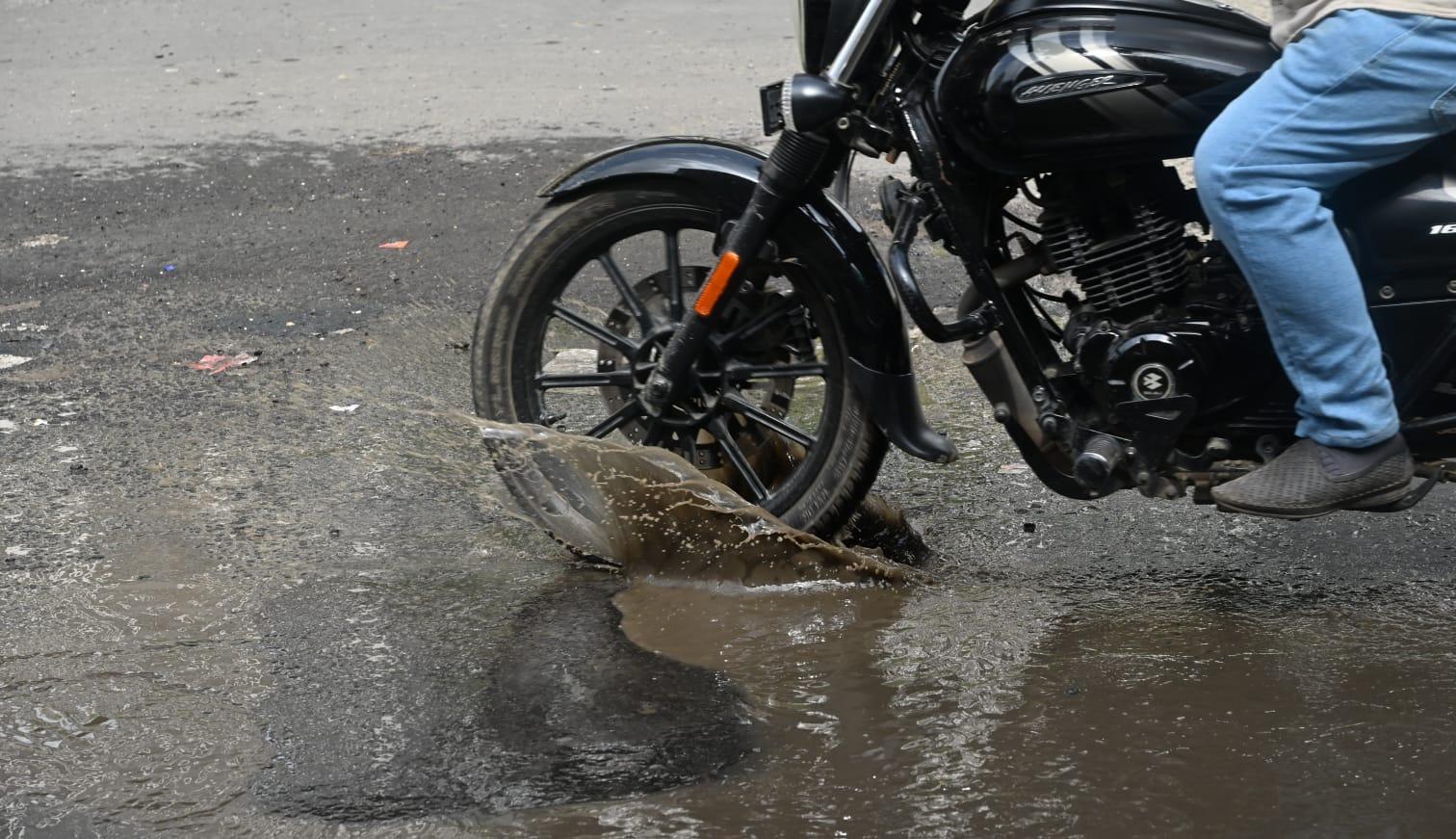 बारिश के मौसम में सड़कों की देखभाल और मरम्मत की आवश्यकता और भी बढ़ जाती है, लेकिन इस इलाके में अभी तक कोई ठोस कदम नहीं उठाए गए हैं.