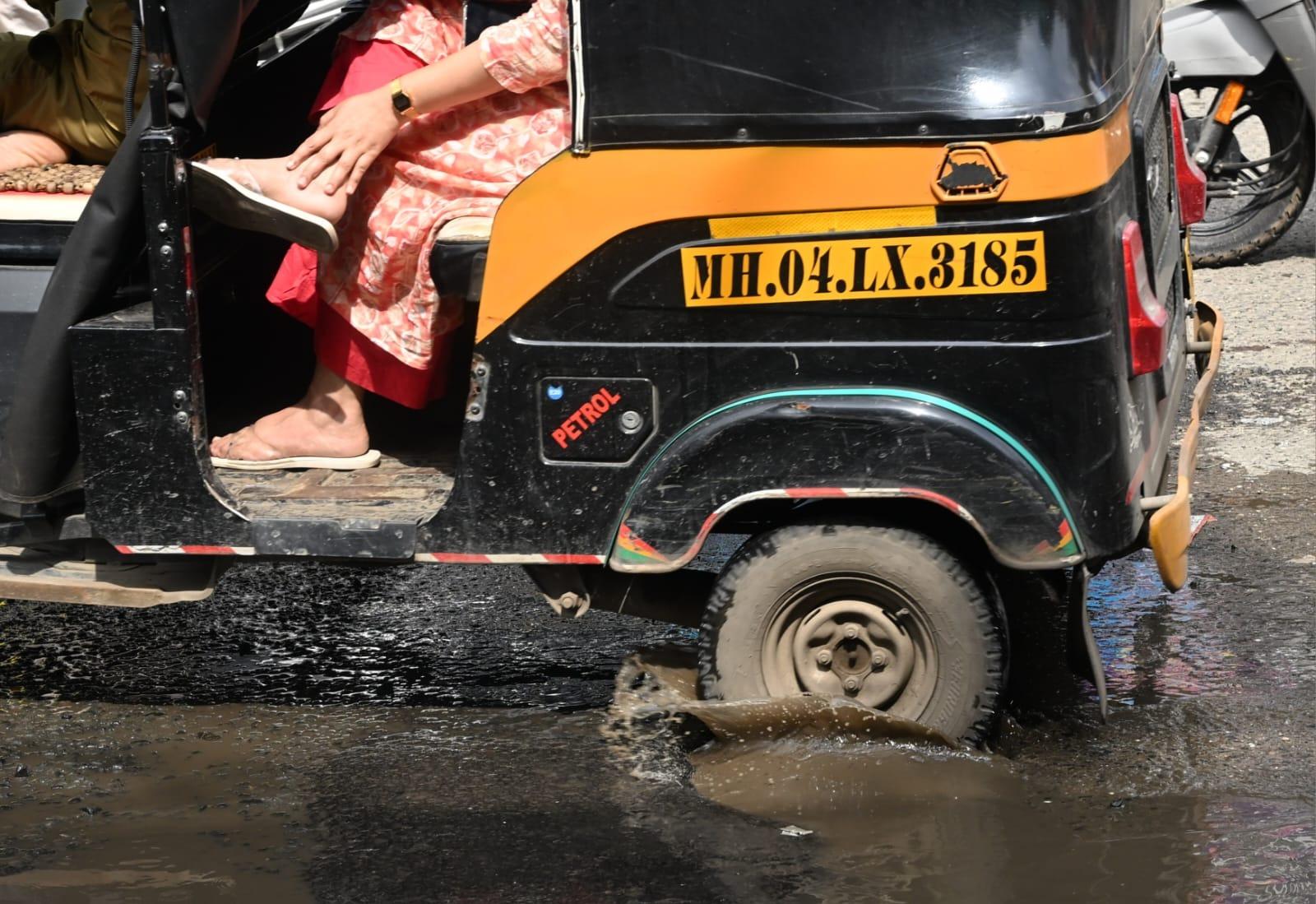 स्थानीय अधिकारियों का कहना है कि सड़कों की मरम्मत के लिए योजना बनाई जा रही है, लेकिन बारिश के कारण कार्य में देरी हो रही है. 