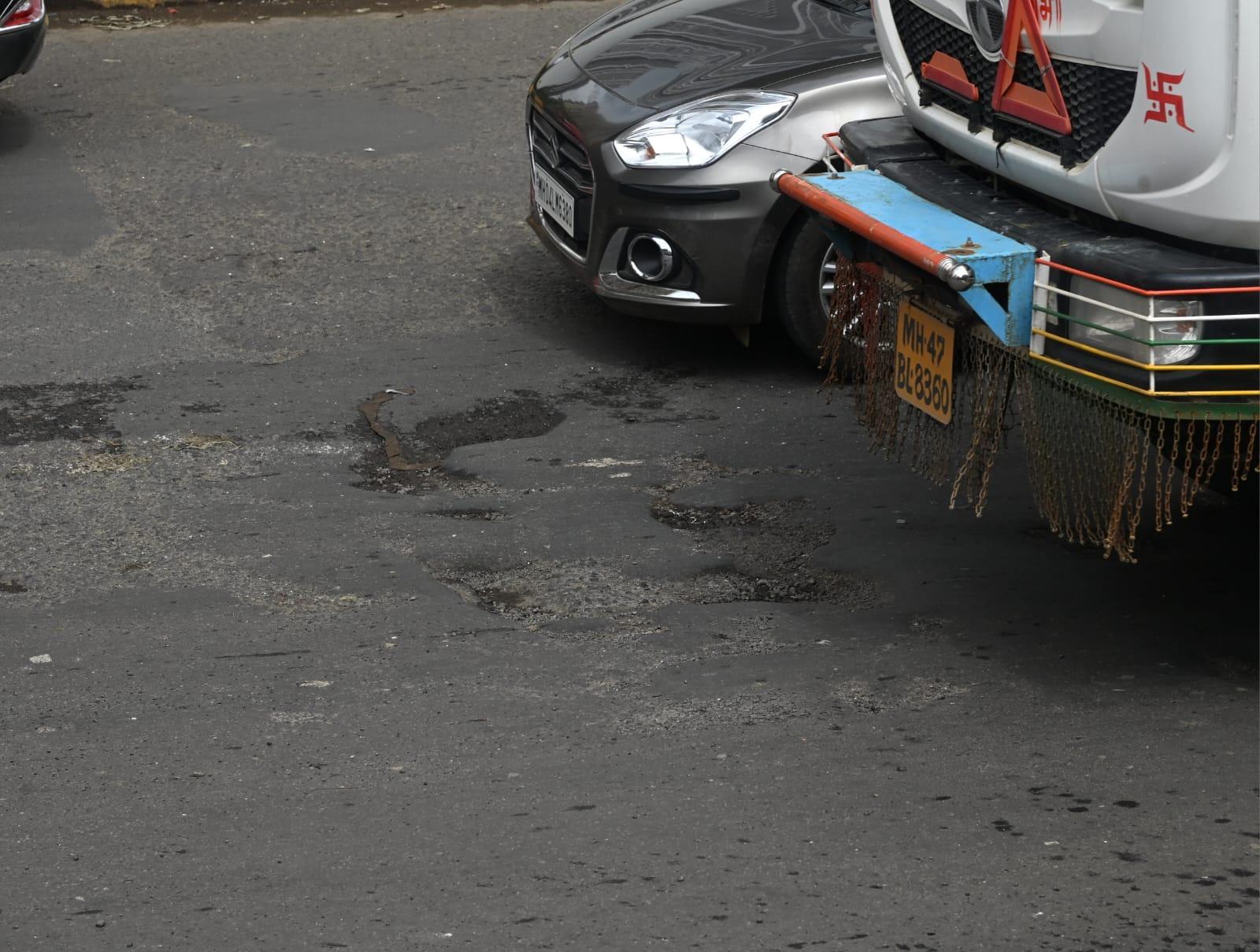 दहिसर चेक नाका के पास यह गड्डे न केवल यातायात में रुकावट डाल रहे हैं, बल्कि यह सड़क सुरक्षा के लिए भी एक गंभीर समस्या बन चुके हैं. 