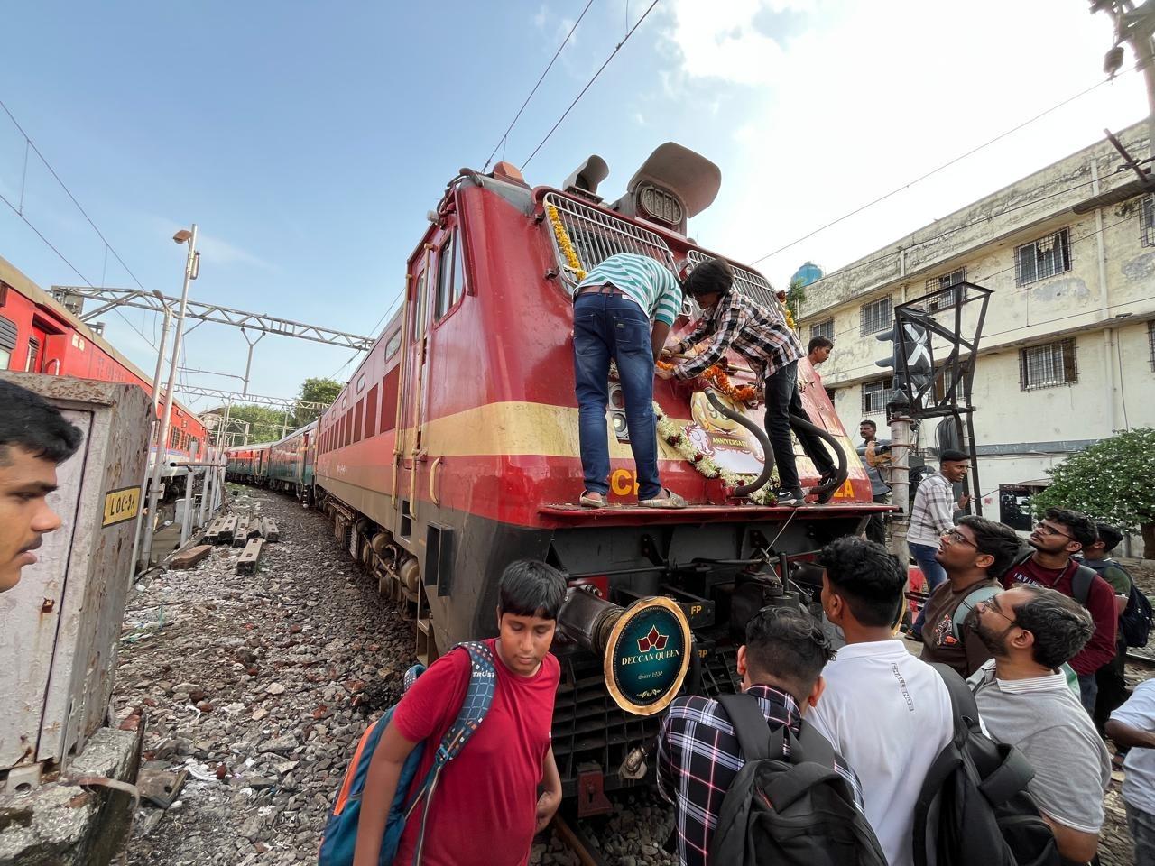 प्रारंभ में इसमें केवल प्रथम और द्वितीय श्रेणी की व्यवस्था थी, लेकिन समय के साथ बदलाव किए गए.