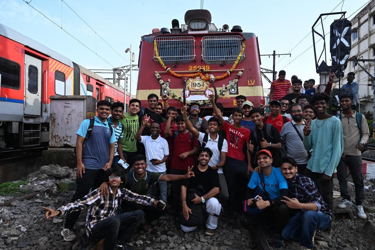 हालांकि डेक्कन क्वीन को इस खास दिन पर बिना अपनी पारंपरिक डाइनिंग कार के चलाना पड़ा. रखरखाव के कारण डाइनिंग कार अनुपलब्ध थी, जिससे यात्रियों को राजधानी एक्सप्रेस की पेंट्री कार से सेवा दी गई.