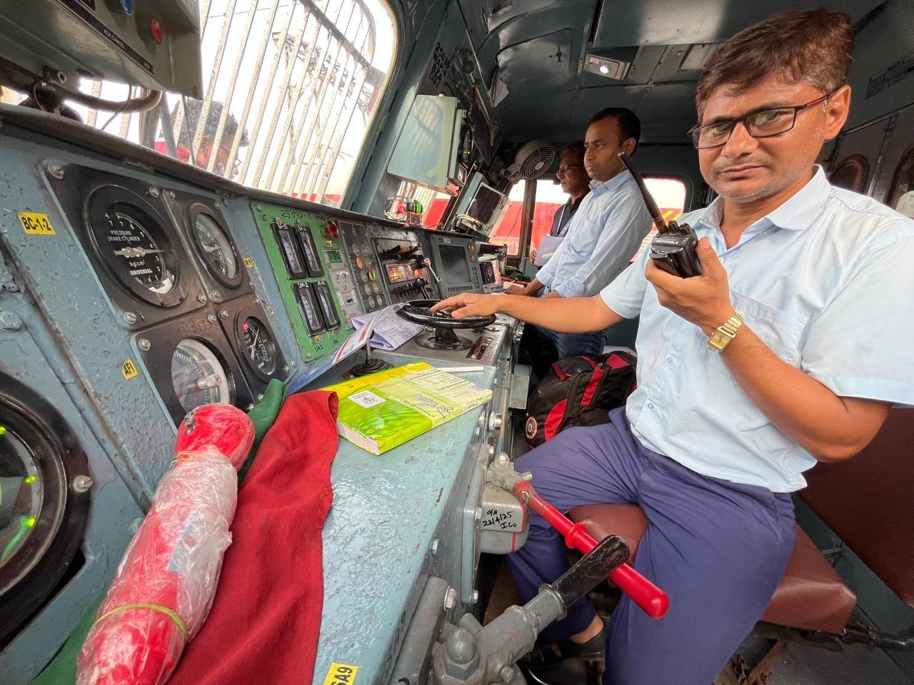 डेक्कन क्वीन की शुरुआत दो रेक के साथ हुई थी, जिनमें सात कोच होते थे. एक रेक चांदी के रंग में लाल बॉर्डर के साथ और दूसरा शाही नीले रंग में सोने की रेखाओं के साथ रंगा गया था. 