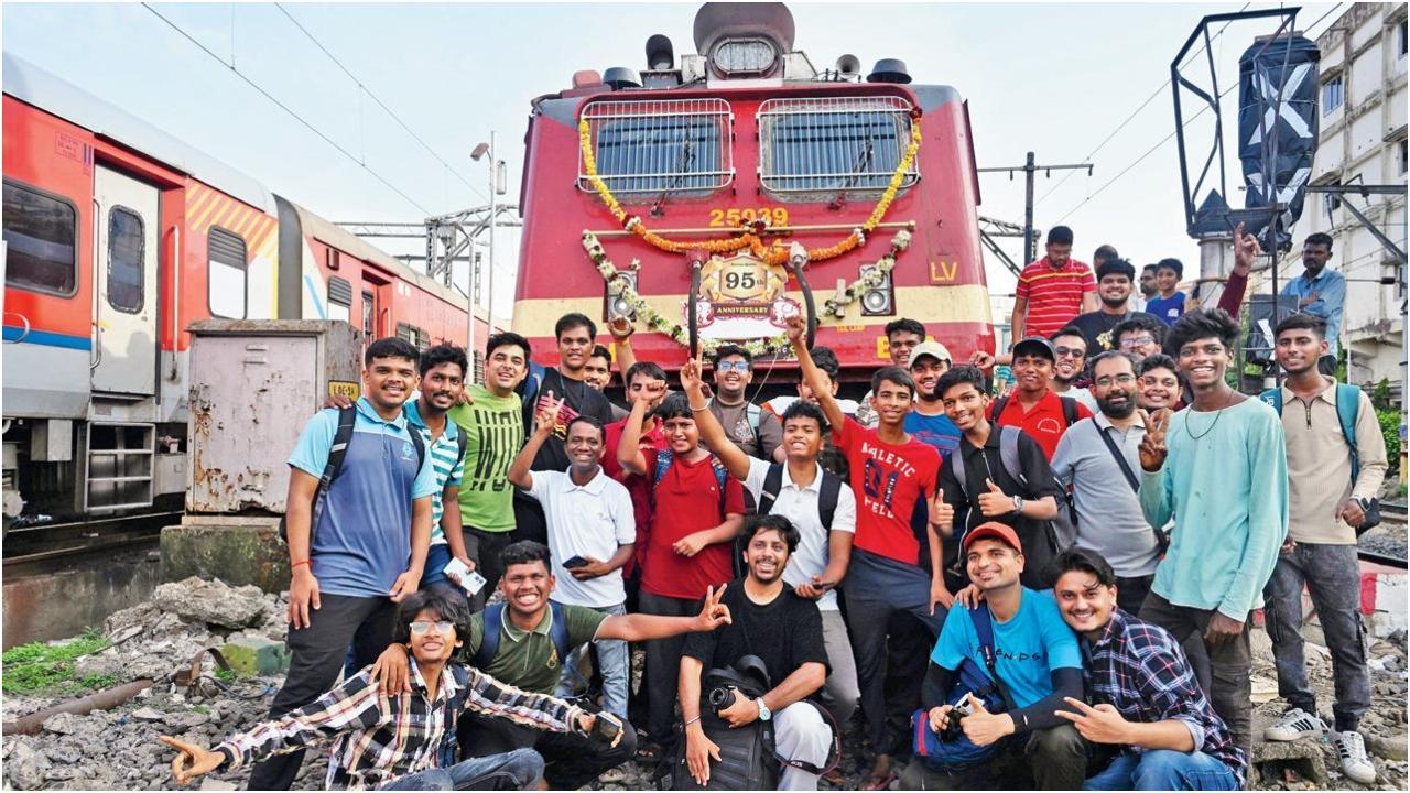 कल छत्रपति शिवाजी महाराज टर्मिनस पर डेक्कन क्वीन के सामने रेल उत्साही और यात्री जश्न मनाते हुए. फोटो/अतुल कांबले